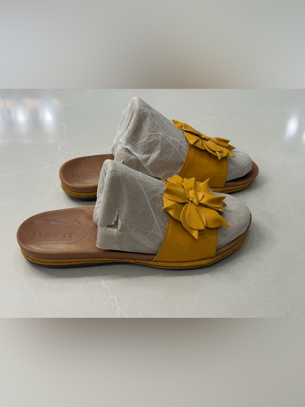 Born Roca Yellow Leather Flower Slide Sandals Size 8 Giallo Oro Comfort